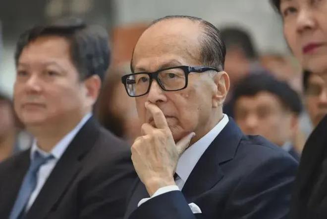 诚！四面楚歌已没有转圜的余地凯发K8旗舰店APP别了李嘉(图8)
