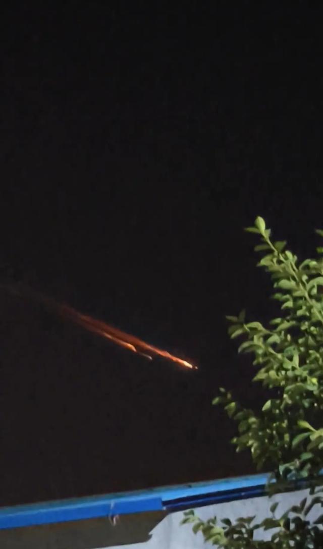 空现不明飞行物有人称“大的后面跟着小的”凯发首页登录潍坊、日照等多地都拍到了！夜(图4)