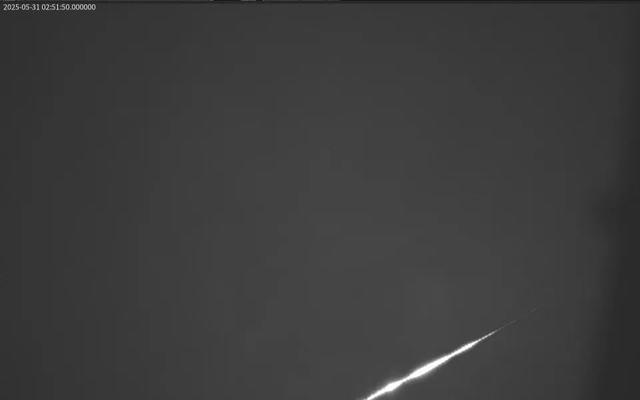 空现不明飞行物有人称“大的后面跟着小的”凯发首页登录潍坊、日照等多地都拍到了！夜